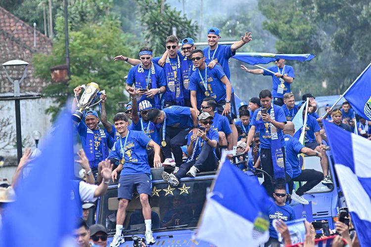 Pawai juara Persib Bandung ketika melintasi Jl Wastukencana Kota Bandung, pada Minggu (25/5/2025), Gustavo Franca angkat piala, para pemain lainnya menikmati momen. 