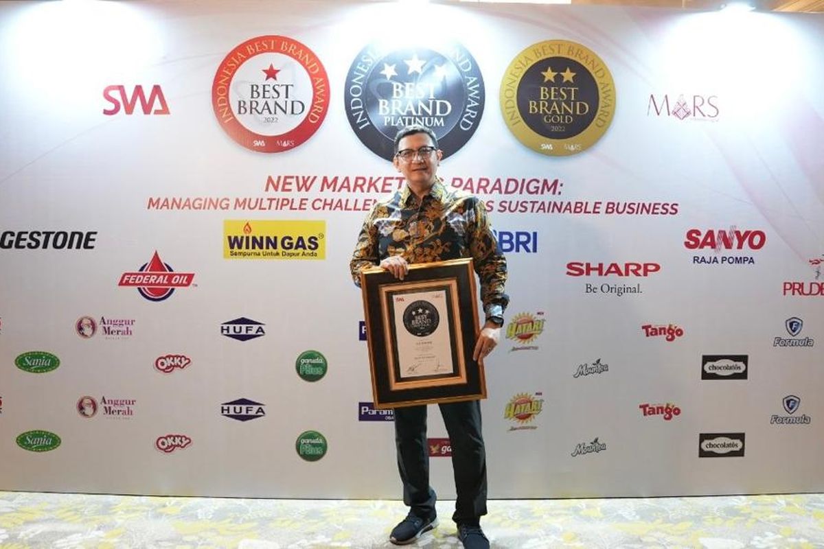 E. Kurniawan, VP Marketing Management Telkom Indonesia saat menerima anugerah Indonesia Best Brand Award (IBBA) dari Majalah SWA dan MARS di Jakarta, Rabu (30/11/2022).