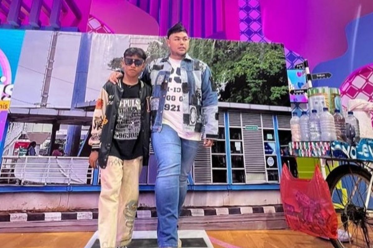 Presenter sekaligus desainer busana Ivan Gunawan memajang fotonya bersama salah satu ikon Citayam Fashion Week, Roy.