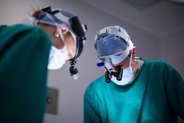 Banyak pasien khawatir kanker tulang berakhir amputasi, tapi ada pilihan pengobatan lainnya sesuai kondisi pasien. Simak penjelasan dokter.