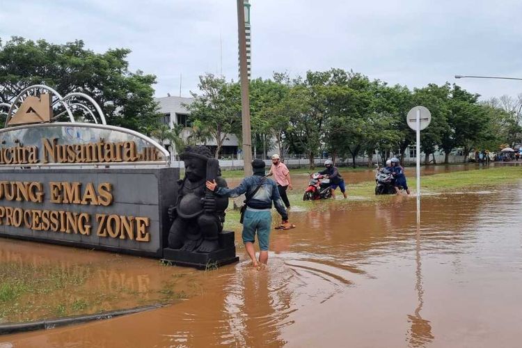 Para pekerja di PT Lamicitra terhambat banjir di pintu masuk kawasan industri, Semarang, Kamis (29/12/2022).