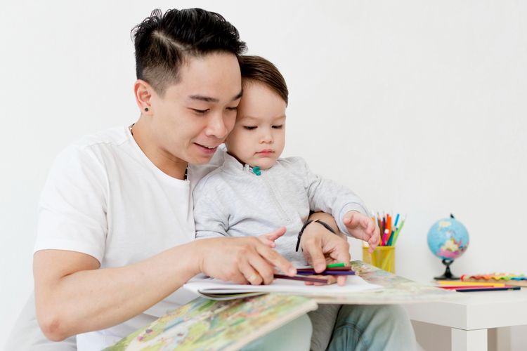 Ilustrasi orangtua dan anak. Dokter menjelaskan bahwa pendampingan anak disabilitas harus dilakukan sejak dini dengan terapi yang disesuaikan usia, disertai penerimaan dan dukungan penuh dari orang tua.