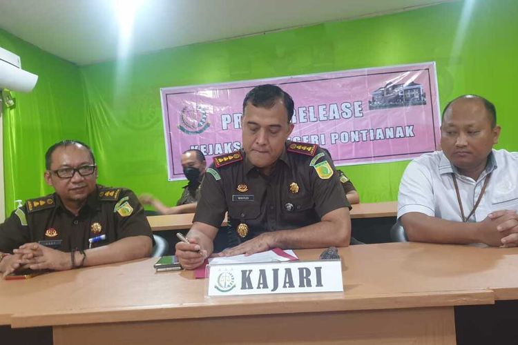 Kasus dugaan tindak pidana korupsi pada pemberian kredit pengadaan bangunan Rumah Sakit Serawai, Kabupaten Sintang, Kalimantan Barat (Kalbar) berlanjut. Kejaksaan Negeri (Kejari) Pontianak kembali menahan seorang analis kredit berinisial DH dan dua kontraktor, berinisial EH dan H.