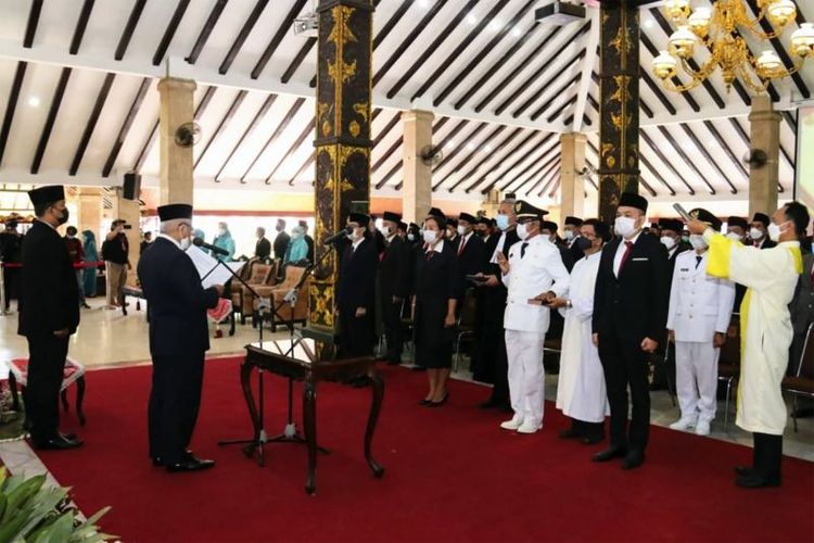 Bupati Malang M Sanusi (kedua kiri) pada saat melantik sejumlah pejabat dalam acara Pelantikan dan Pengambilan Sumpah Jabatan Pimpinan Tinggi Pratama, Administrator dan Pengawas di lingkungan Pemerintah Kabupaten Malang, di Malang, Jawa Timur, Jumat (19/11/2021).