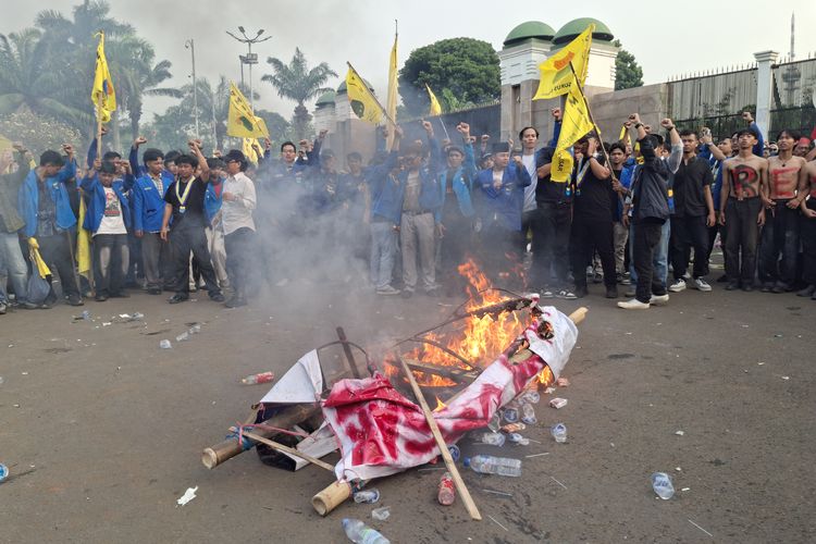 Massa Demo Mahasiswa Bakar Keranda di Gedung DPR, Sebut Simbol Matinya Hati Nurani Negara
