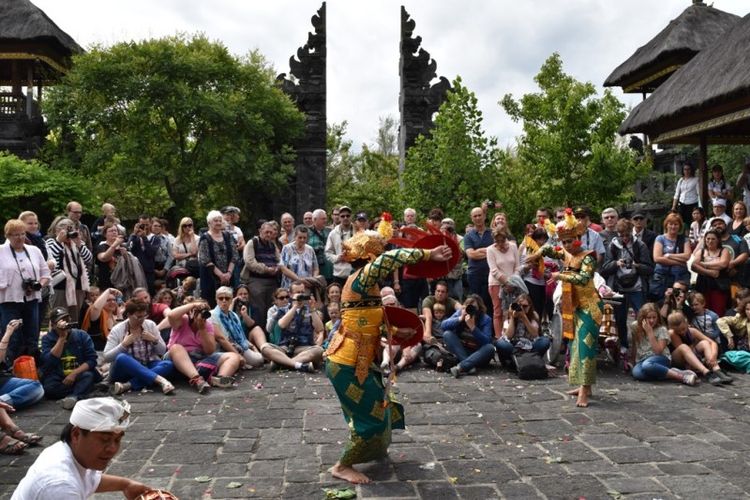 Tari Legong Keraton ikut meramaikan perayaan hari raya Tumpek Kandang yang digelar di Pura Agung Santi Bhuwana, Pairi Daiza, Belgia.