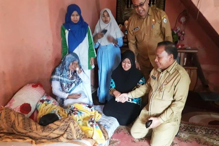 Plh Bupati Bener Meriah Ismarisiska saat menyerahkan santunan kepada Yustikawati, ibu dari Rangga, bocah enam tahun yang kini sedang menjalani kemotrapi karena mengidap Limfoma, Selasa (5/9/2018). 