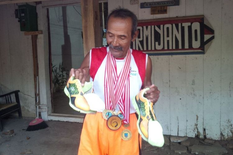 Darmiyanto (82) di rumahnya di Dusun Ngemplak Tugel, Desa Krandon Lor, Kecamatan Suruh Kabupaten Semarang, menunjukan sepatunya yang dipakai saat berlomba di Australia november 2016. SALATIGA, 