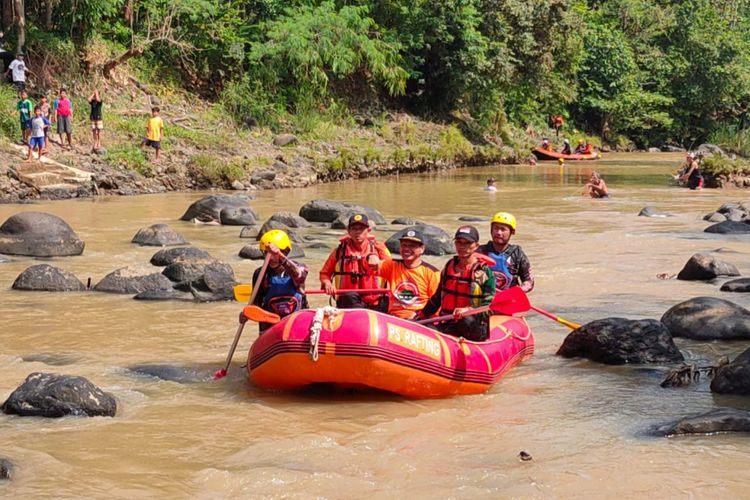 Tim perahu BPBD menyusuri Sungai Babakan 