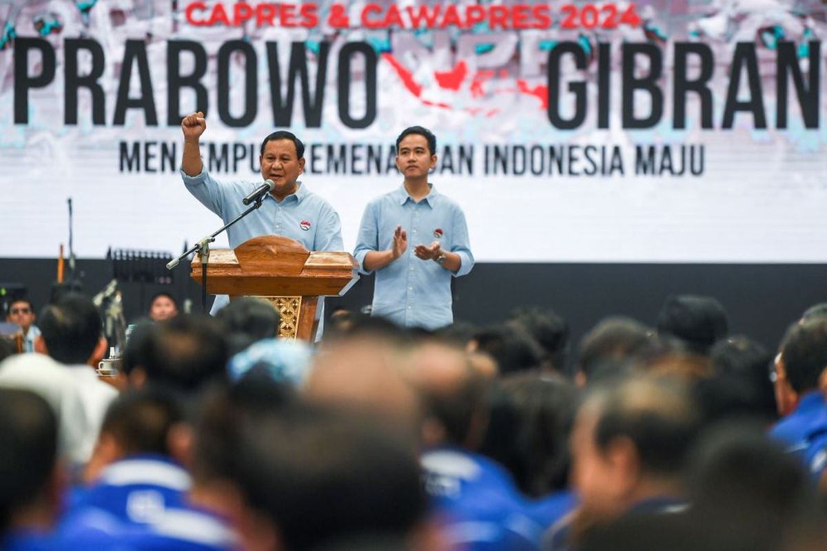 Bakal calon presiden Prabowo Subianto (kiri) dan bakal calon wakil presiden Gibran Rakabuming Raka (kanan) menyampaikan pidato politiknya saat deklarasi sebagai capres dan cawapres yang didukung Koalisi Indonesia Maju (KIM) sebelum melakukan pendaftaran menuju Gedung KPU di Indonesia Arena, Jakarta, Rabu (25/10/2023). ANTARA FOTO/Galih Pradipta/wpa/tom.