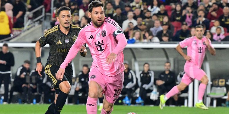 Lionel Messi mengendalikan bola dalam pertandingan pembukaan Major League Soccer antara Los Angeles FC vs Inter Miami CF di LA Memorial Coliseum di Los Angeles, pada 21 Februari 2026. (Foto oleh Frederic J. Coklat / AFP)