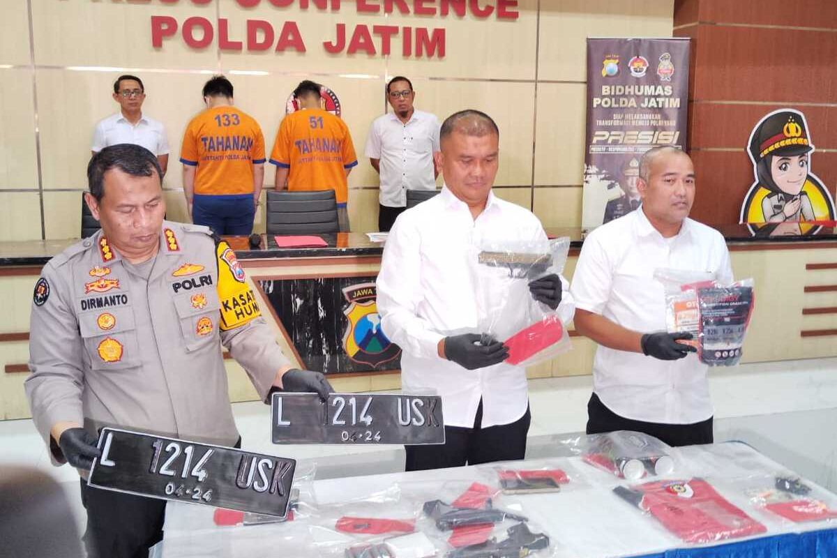 Polisi menunjukkan tersangks dan barang bukti aksi penembakan di 4 lokasi di Surabaya dengan senjata airsoft gun, Senin (27/5/2024).