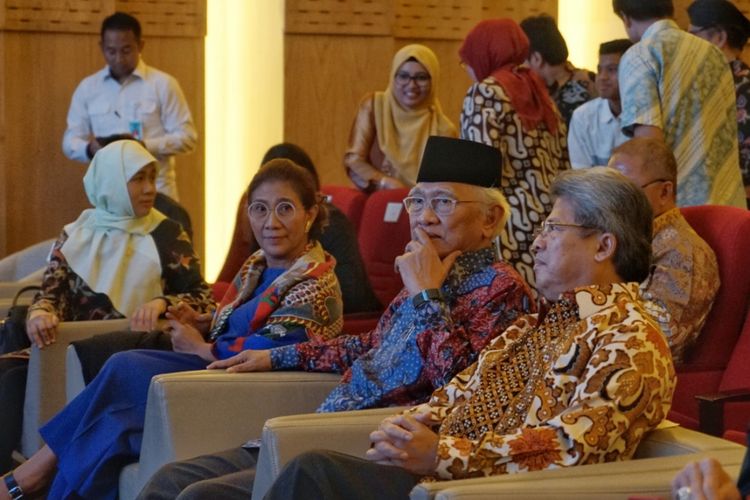 KH Ahmad Mustofa Bisri atau akrab disapa Gus Mus menerima penghargaan Yap Thiam Hien tahun 2017. Penghargaan diberikan dalam acara malam penganugerahan Yap Thiam Hien Award 2017 di Aula Perpustakaan Nasional, Jakarta Pusat, Rabu (24/1/2018). Dalam acara penganugerahan tersebut hadir Menkumham Yasonna Laoly, Menteri KKP Susi Pudjiastuti, Wakil Ketua KPK Laode M. Syarief, Komisioner Komnas HAM Beka Hapsara dan Wakil Ketua Komisi Yudisial Sukma Violetta. 