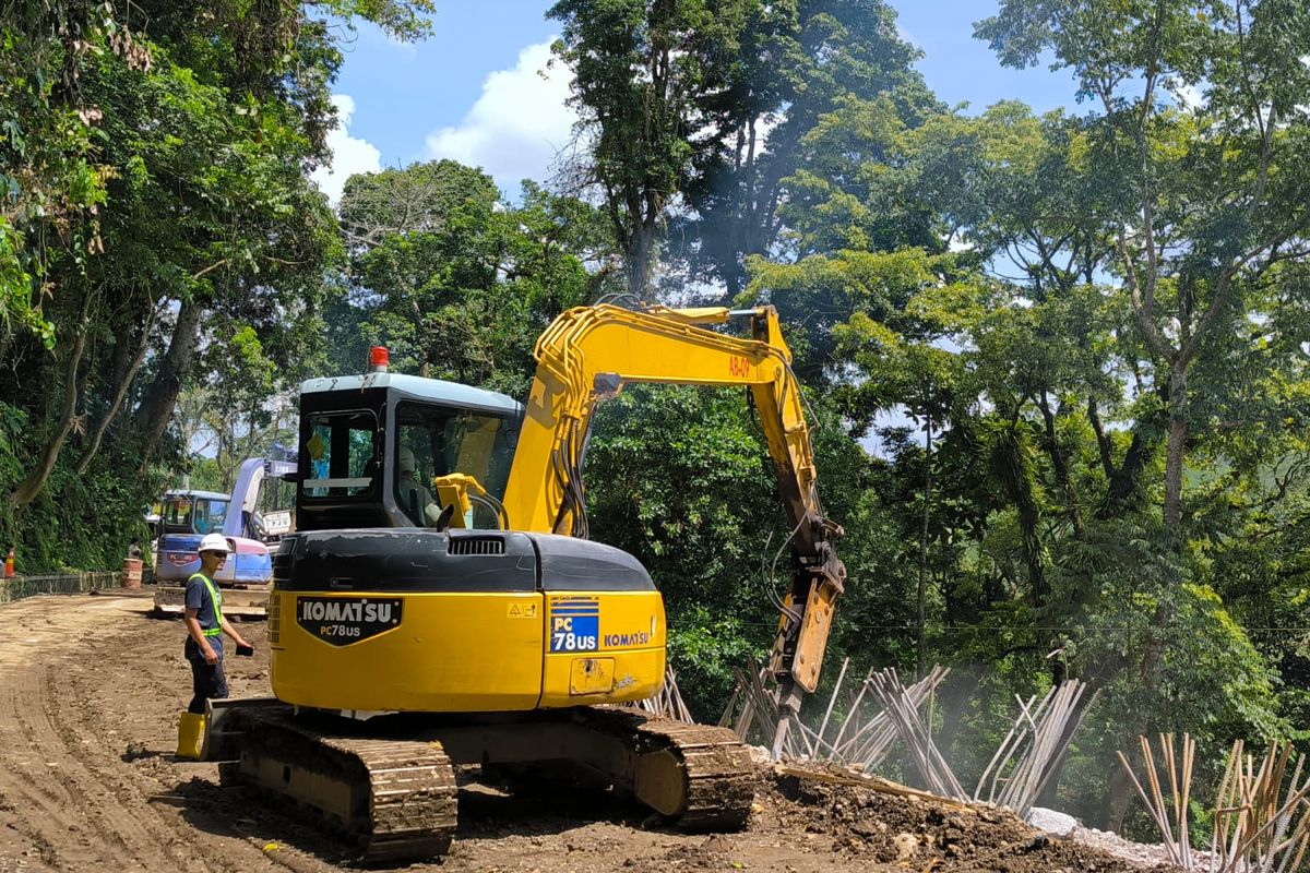 Perbaikan jalur Gumitir Jember-Banyuwangi di Tikungan Mbah Singo, 21 Agustus 2025.