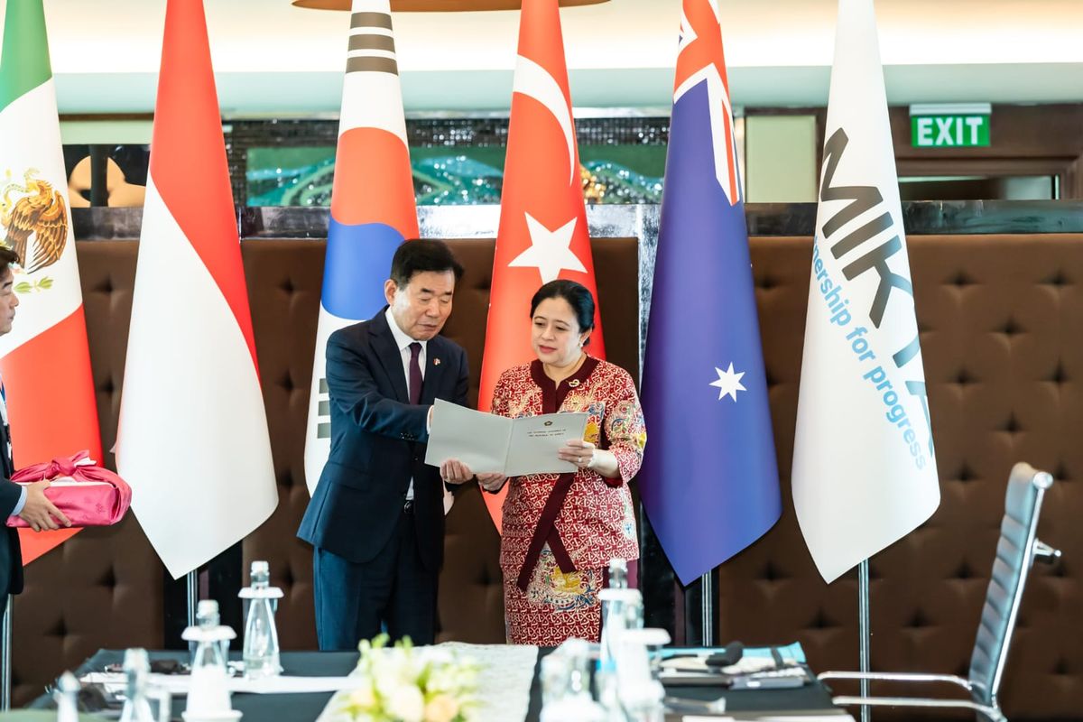 Ketua Dewan Perwakilan Rakyat (DPR) Republik Indonesia (RI) Puan Maharani bertemu dengan Ketua Parlemen Korea Selatan Kim Jin Pyo, di sela-sela MIKTA Speakers? Consultation ke-9 di Hotel Kempinski, Jakarta Pusat, Senin (20/11/2023). 