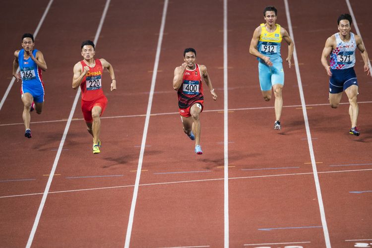 Pelari Indonesia Lalu Muhammad Zohri (tengah) berlari memacu langkahnya ke garis finish saat tampil pada kualifikasi nomor lari 100 m putra grup C Asian Games 2018 di Stadion Gelora Bung Karno, Senayan, Jakarta, Sabtu (25/8/2018). - INASGOC 


