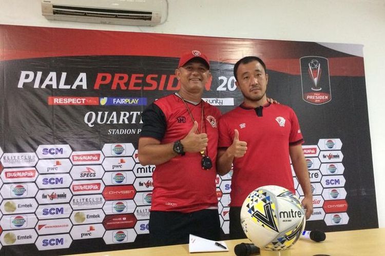 Pelatih Kalteng Putra, Gomes de Oliviera, bersama Yoo Hyun-koo.