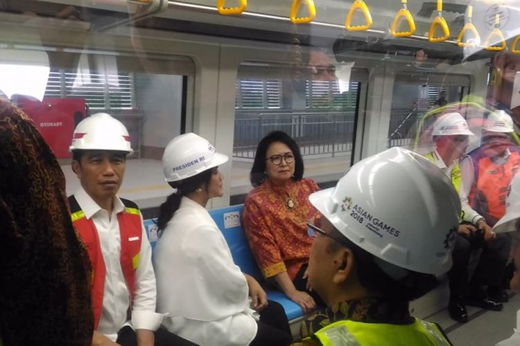 PResiden Joko Widodo bersama istri mencoba LRT Palembang, Sumatera Selatan, Jumat (13/7/2018)