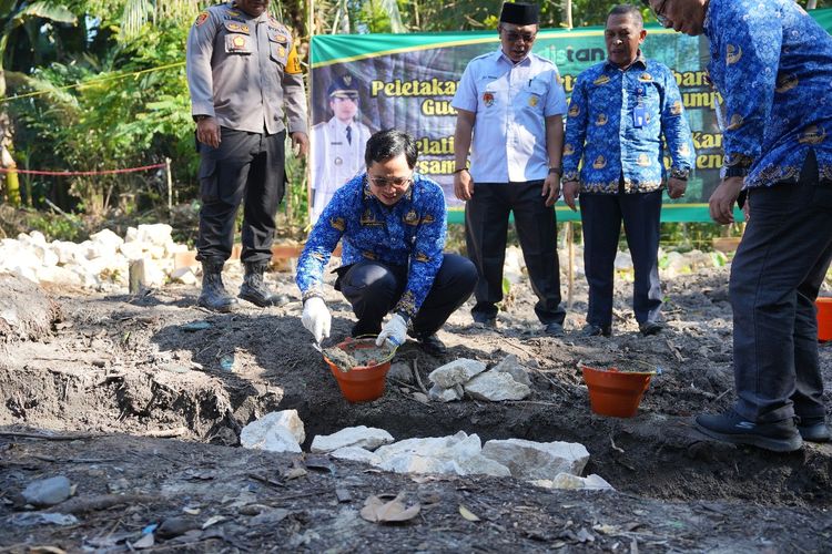 Bupati HST Aulia Oktafiandi dalam acara peletakan batu pertama pembangunan Gudang Penampungan Lump UPPB Titian Panjang di Desa Pauh, Kecamatan Kecamatan Limpasu, Rabu (17/7/2024).
