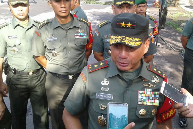 Pangdam IV/Diponegoro Mayjen TNI Tatang Sulaiman pimpin apel kesiapan pengamanan VIP/VVIP di halaman parkir selatan Kompleks Stadion Manahan, Solo, Jawa Tengah, Selasa (7/11/2017).