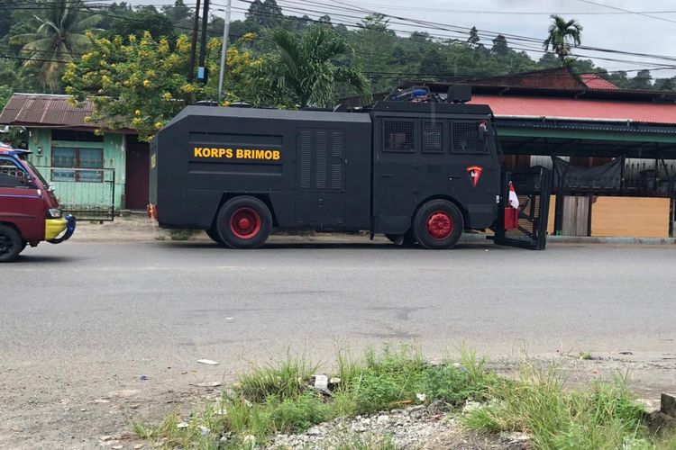 Pengamanan dengan kendaraan taktis milik Brimob Polda di kawasan Wosi Jalan Trikora
