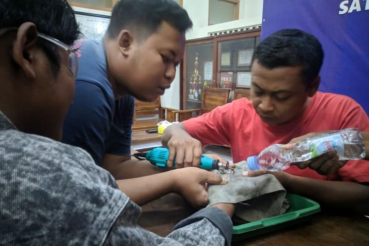 Petugas Damkar Klaten berusaha melepaskan cincin monel pada jari manis tangan kanan pemuda asal Belang Wetan di Kantor Damkar Klaten, Jawa Tengah, Minggu (9/10/2022).