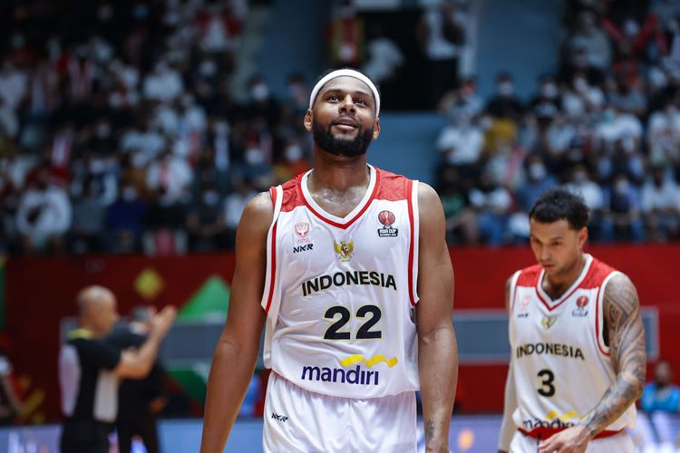 Pebasket timnas Indonesia, Marques Bolden saat melawan timnas basket Yordania pada laga kedua Grup A FIBA Asia Cup 2022 di Istora Senayan, Jakarta, pada Kamis (14/7/2022).  Timnas basket Indonesia kalah 65-74 dari Yordania.