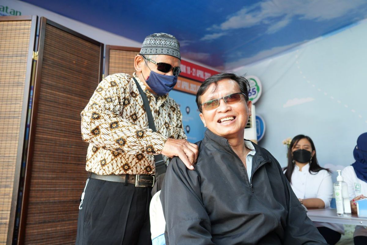 Salah satu tuna netra memijat pemudik di Posko Mudik BPJS Kesehatan yang terletak di Terminal Bus Pulogebang, Jakarta, Selasa (18/4/2023).
