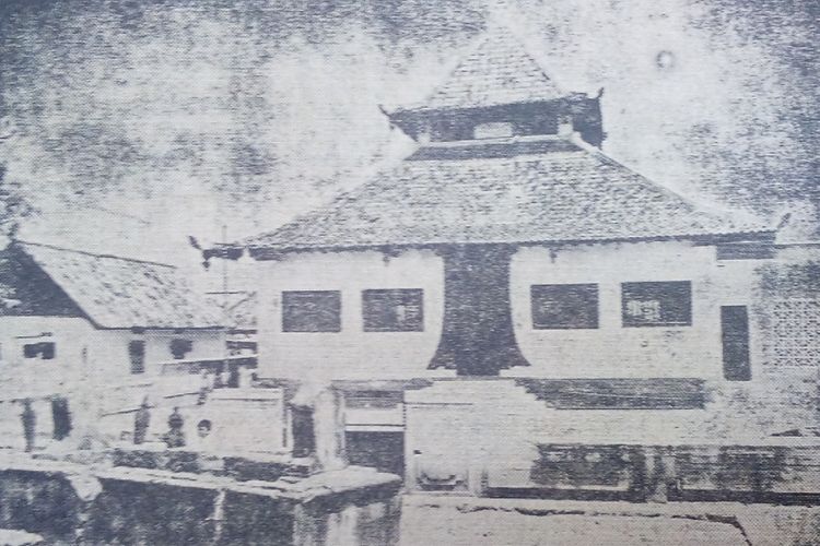 Masjid Angke didirikan tahun 1751. Foto kondisi dan situasi seputar masjid pada harian Kompas, 24 April 1972.