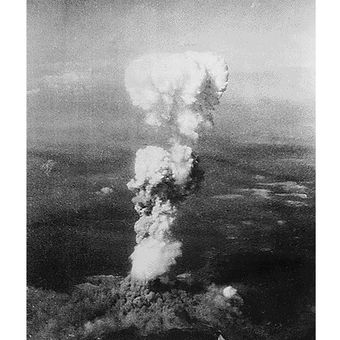 Foto ini diambil pada 6 Agustus 1945 menunjukkan asap mengepul 20.000 kaki di atas Hiroshima setelah pemboman atom pertama di dunia. Pada 73 tahun lalu, Agustus 1945, AS menjatuhkan bom Little Boy di Kota Hiroshima, Jepang, sebagai tahap akhir PD II yang menewaskan lebih dari 120.000 orang. Setelah Hiroshima, Kota Nagasaki menjadi sasaran berikutnya.