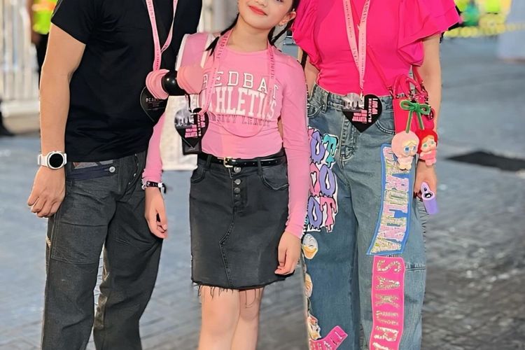 Para seleb tampil stylish saat menonton konser BLACKPINK di Jakarta. Dari nuansa pink?hitam hingga gaya kasual yang chic, semua hadir dengan look standout.