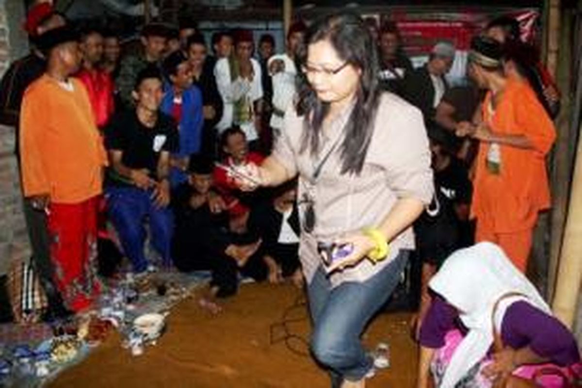Sebagian anggota komunitas Pasar Betawi saling bertemu, Senin (13/10/2014) malam hingga Selasa dini hari, di kawasan Kemandoran, Jakarta. Sejumlah kegiatan seni dan budaya khas Betawi menjadi fokus kegiatan komunitas tersebut.