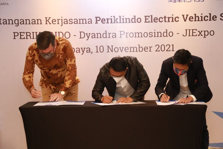 Penndatanganan kerja sama Periklindo, Dyandra Promosindo, dan Jakarta International Expo untuk mengadakan Periklindo Electric Vehicle Expo
