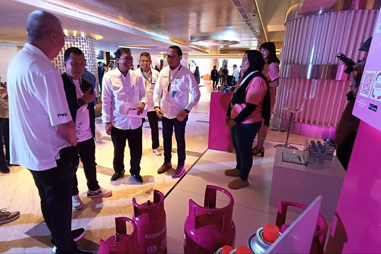 CEO Apique Group, Apik Primadya bersama Pelaksana Tugas, Bagus Rachman meninjau booth Pertamina Patra Niaga di acara Laundry Innovation Summit 2024, Jakarta pada Senin (9/12/2024).