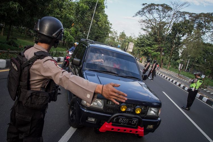 Polisi memberhentikan mobil berplat nomor luar kota saat dilakukan Razia Penyekatan di perbatasan masuk Kota Solo, Jawa Tengah, Sabtu (3/7/2021). Pada Pemberlakukan Pembatasan Kegiatan Masyarakat (PPKM) Darurat petugas gabungan dari Kepolisian dan Satpol PP melakukan penyekatan terhadap kendaraan dari luar kota dan memeriksa indentitas penumpang untuk mengurangi mobilitas guna mencegah penyebaran COVID-19. ANTARA FOTO/Mohammad Ayudha/foc.