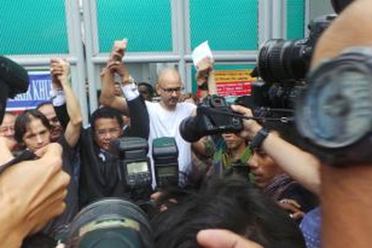 Ferdinand Tjiong (kiri),  pengacaranya Hotman Paris Hutapea (tengah), dan Neil Bantleman (kanan) usai dibebaskan dari Rutan Cipinang, Jakarta Timur. Jumat (14/8/2015).