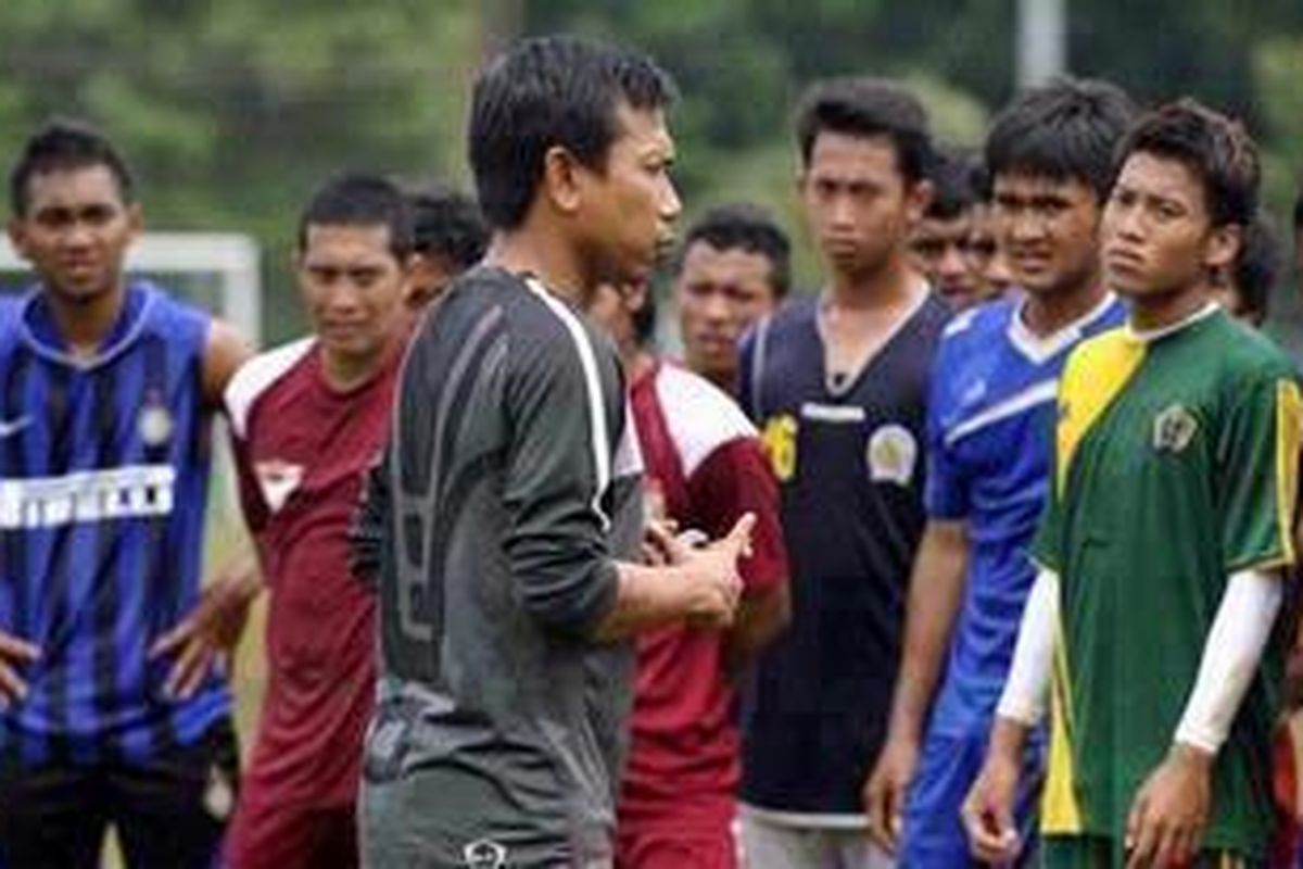 Pelatih Timnas U-21 Widodo C Putro memberikan arahan kepada pemain yang mengikuti seleksi Timnas U-21 di Senayan, Jakarta, Senin (9/1/2012). Sebanyak 57 pemain mengikuti seleksi untuk diberangkatkan ke Brunei Darussalam mengikuti kejuaraan Hassanal Bolkiah Trophy pada 25 Februari hingga 5 Maret mendatang.