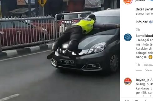 Tak Mau Diperiksa, Pengendara Kabur dengan Polisi Bergelayut di Kap Mobil