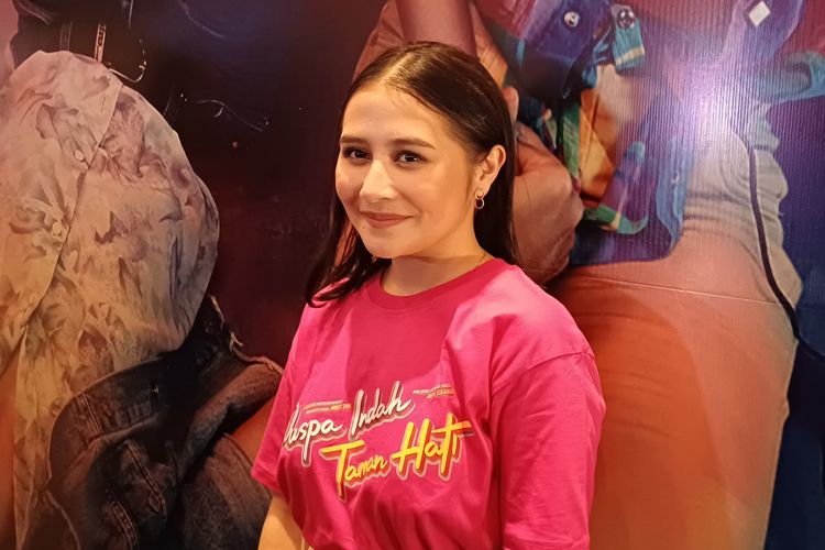 Aktris Prilly Latuconsina usai konferensi pers film Puspa Indah Taman Hati (2023) di daerah Kuningan, Jakarta Selatan, Kamis (24/8/2023).