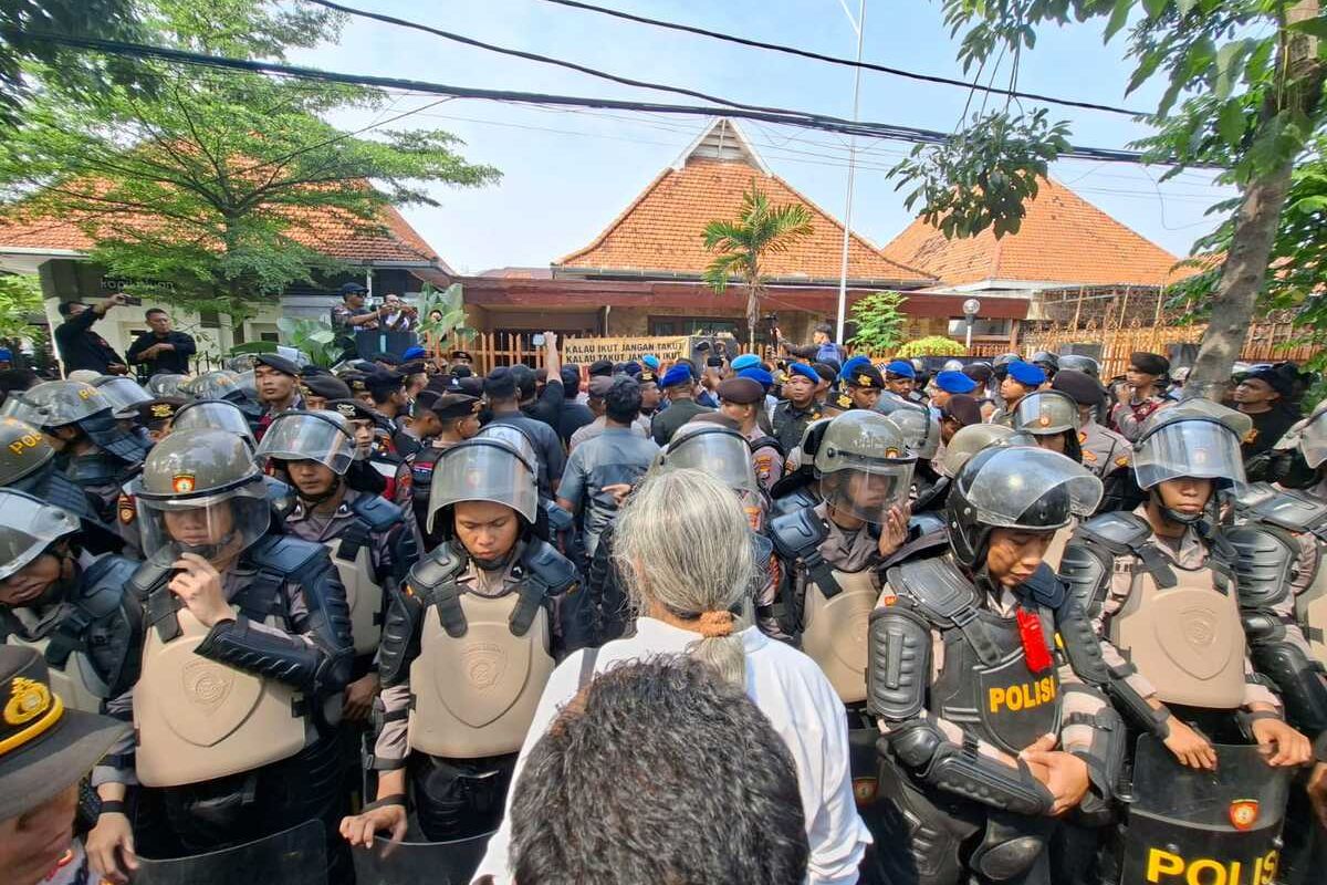 Eksekusi rumah pensiunan TNI AL di Surabaya, Kamis (19/6/2025).