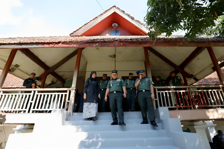 KSAD Jenderal TNI Dudung Abdurachman didampingi Bupati Ipuk Fiestiandani meninjau Asrama Inggrisan di Kabupaten Banyuwangi, Jawa Timur. Kamis (24/8/2023)