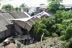 Sebuah Rumah Ambruk Tertimpa Truk Pengangkut Pasir, Tak Ada Korban Jiwa