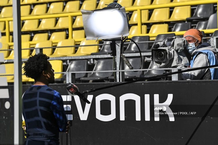 Sesi wawancara televisi usai laga Dortmund vs Schalke tetap mempertahankan aspek physical distancing.