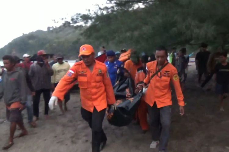 Jenazah korban wisatawan yang tersapu ombak di Pantai Sanggar Tulungagung Jawa Timur, ditemukan, Senin (13/10/2023).