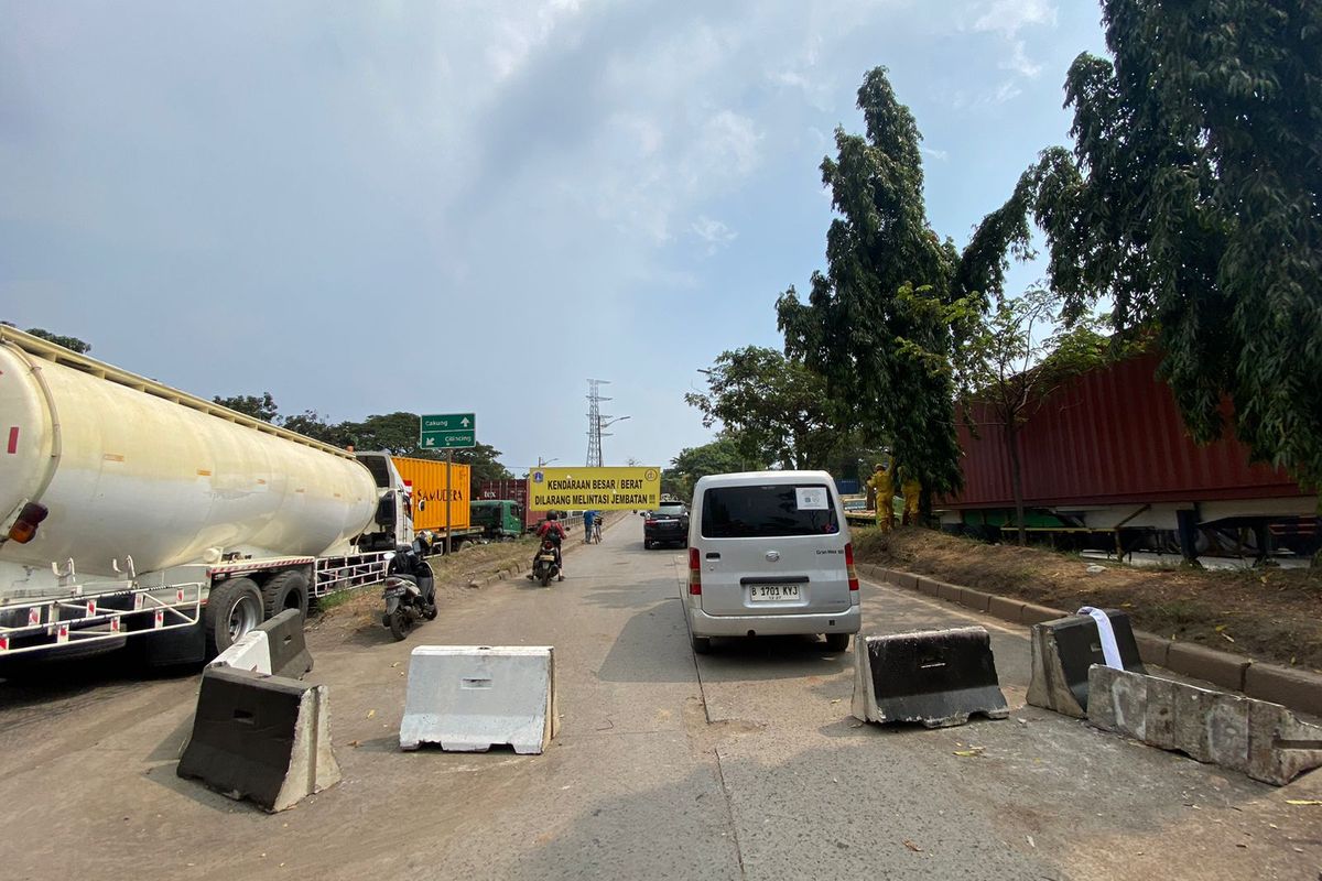 Jalan Akses Marunda, Cilincing, Jakarta Utara ditutup sementara karena aspal di jembatan amblas sejak Sabtu (17/6/2023). 