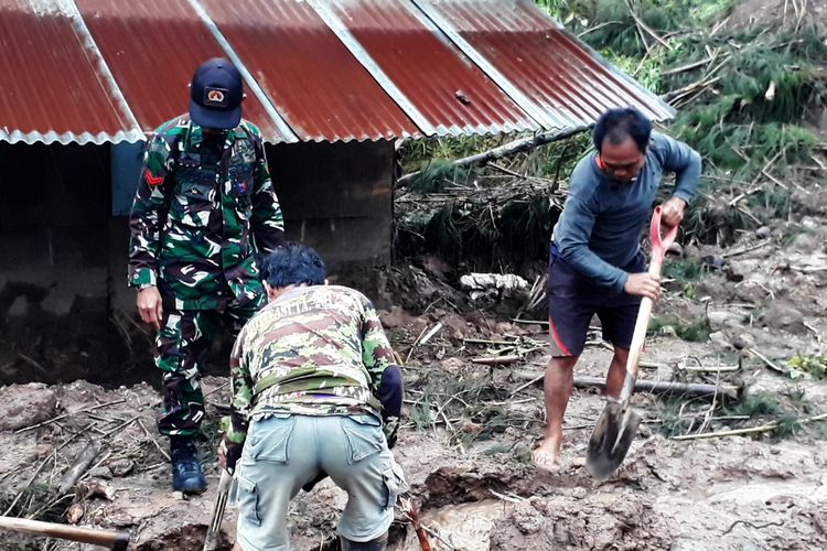 Tebing setinggi 50 meter mengalami longsor dan menimpa 3 unit rumah di Lembang Buttu Limbong, Kecamatan Bittuang,  Tana Toraja, Jumat (03/12/2020)