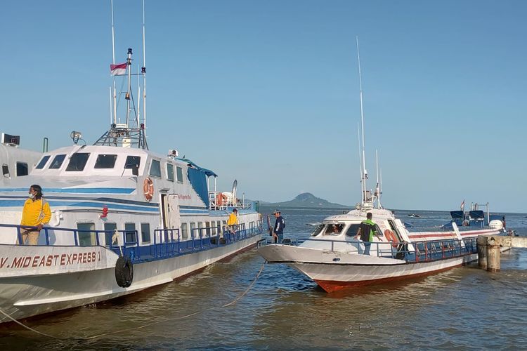 Dua armada kapal rute Nunukan - Tawau Malaysia di Pelabuhan Tunon Taka Nunukan. Kapal kapal ini mulai beroperasi dengan penumpang seadanya setelah dibukanya pintu perbatasan 1 April.2022. Para pengusaha jasa penyeberangan lintas negara ini bahkan rela merugi demi menarik minat warga Malaysia ke Nunukan.