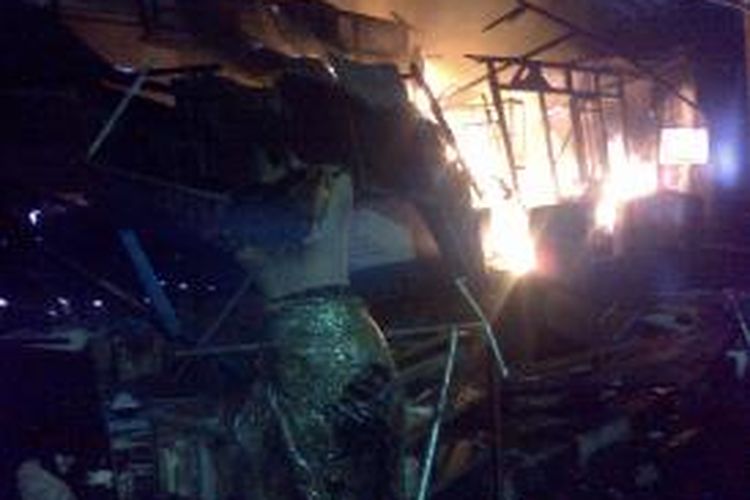 Bangunan yang terbakar saat terjadi kebakaran di Manado, 28 Agustus 2015. 