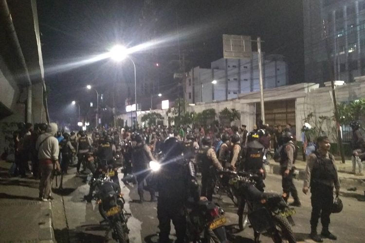 Aparat Patroli Motor (Patmor) saat hendak membubarkan massa aksi di Jalan Urip Sumoharjo, Kecamatan Panakukang, Makassar, Jumat (27/9/2019).