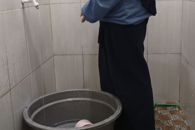 Air PAM Mati Mulai Besok, Warga Jakarta Tampung Air di Ember hingga Toren